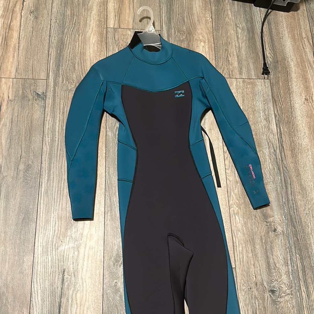 Wetsuit Billabong sz 6 never used